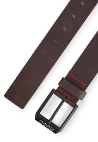 Ceinture en cuir marron avec une boucle rectangulaire noire arborant un logo. Une couture rouge sur le cuir ajoute une touche de détail. Plusieurs trous d'ajustement.