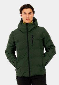 Zielona, wypełniona kurtka z zamkiem z przodu, kapturem i bocznymi kieszeniami. Ma fakturowane wykończenie oraz smukły krój.
