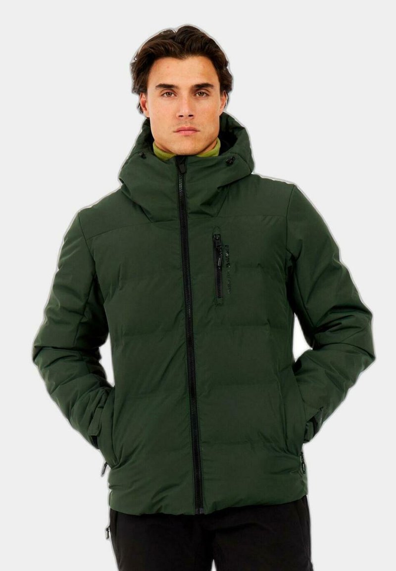 Zielona, wypełniona kurtka z zamkiem z przodu, kapturem i bocznymi kieszeniami. Ma fakturowane wykończenie oraz smukły krój.