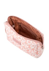 Bolsa de cosméticos rosa con un patrón de logotipos blancos, cierre con cremallera y un forro interior suave con compartimentos para bolsillos. Diseño compacto y rectangular.