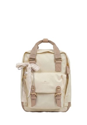 Zaino rettangolare beige con due manici corti, tasca frontale con fibbie, zip laterale e accessorio fiocco in pizzo sul manico.