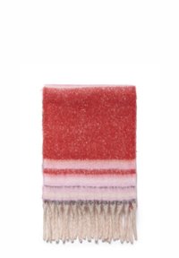 Vilnonis šalikas, kuriame matomi raudonų ir rožinių juostų gradientai, užbaigtas minkštais kutais. Tekstūra atrodo jauki ir šiek tiek pūkuota.