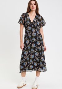 Sort blomster midi kjole med korte, gennemsigtige ærmer. Har en v-halsudskæring og en flydende silhuet, prydet med blå og pink rosemønstre.