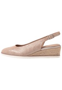 Beige suede wedge schoen met een glinsterende afwerking, open teen en verstelbare slingback band. Heeft een geweven detail op de wedge hak.