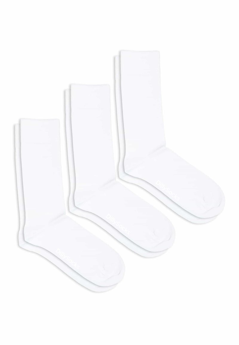 Drei Paare schlichter weißer Crew-Socken, flach nebeneinander auf einem weißen Hintergrund ausgelegt.