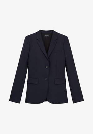 Blazer su misura blu navy con due bottoni, revers, e tre tasche. Realizzato in un tessuto liscio con una vestibilità strutturata e dettagli minimi.