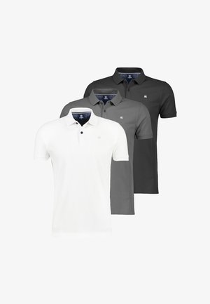Drie herenpolo's in wit, grijs en zwart, elk met een klein borstlogo en geknoopte kragen.