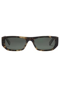 Lunettes de soleil en écaille de tortue avec des verres verts. Forme rectangulaire avec des branches larges, texture lisse et variations de motifs subtiles dans la monture.