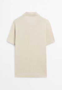 Beige lyhythihainen polo-paita, joka on valmistettu sileästä kankaasta. Paidassa on klassinen kaulus ja ribatut hihansuut, eikä siinä ole näkyviä kuvioita tai koristeita.