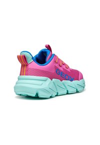 Sneaker rosa e turchese con tomaia in rete, lacci brillanti e suola spessa, con il logo "GEOX" in evidenza.