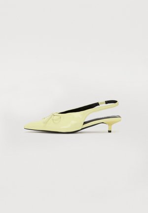 Sapatos de salto slingback de verniz amarelo com ponta fina e um pequeno laço à frente; apresentam um salto kitten baixo.