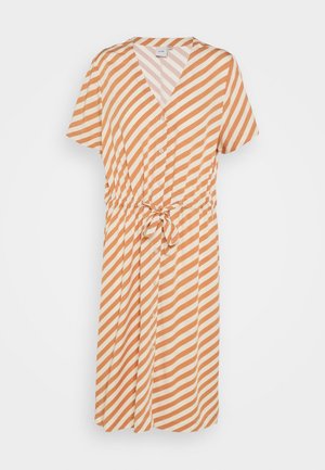 Skjortekjole med korte ærmer, V-hals og taljebånd, med diagonale orange og hvide striber.