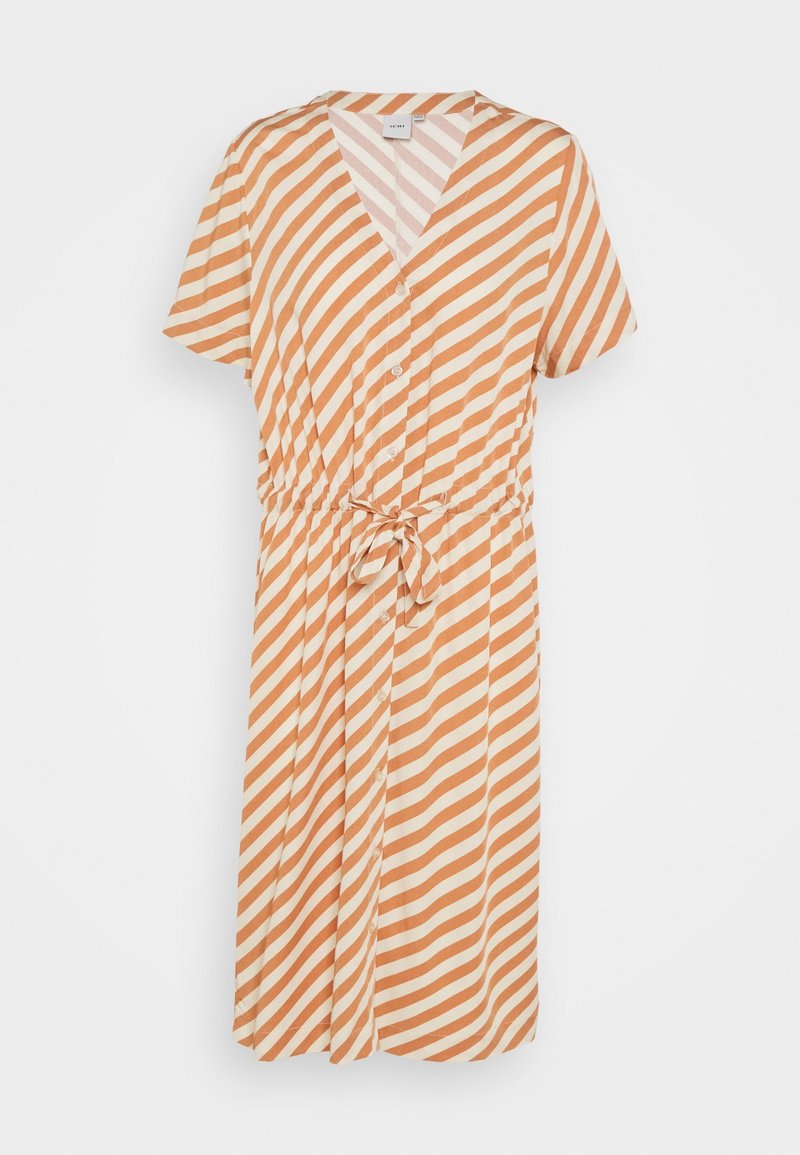 Robe boutonnée avec manches courtes, col en V et ceinture à la taille, présentant des rayures diagonales orange et blanches.