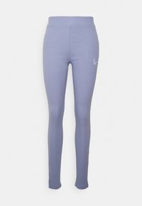 Világos lila leggings, sima textúrájú, elasztikus derékkal, slim fit szabású, és egy kis fehér logó található a bal oldalon.