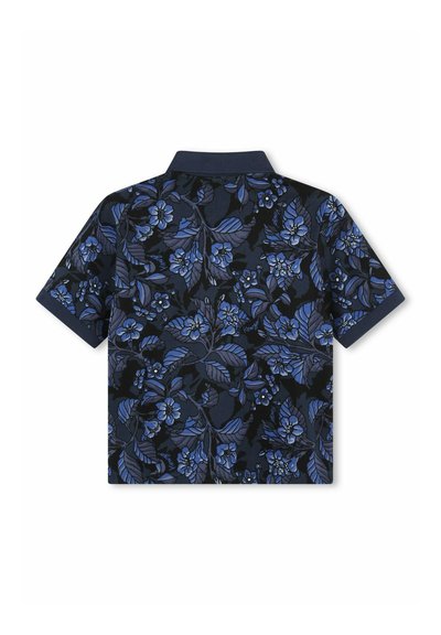 Korte mouwen marineblauwe shirt met een bloemenpatroon in verschillende blauwtinten. Polo kraag met contrasterende afwerking en details op de stof.