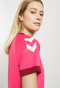 Hummel LEAD WOMEN - T-shirt med print - raspberry sorbet