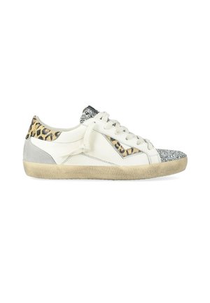 Sneaker bianca bassa con dettagli leopardati e glitter argento sulla punta e sulla linguetta, suola beige e lacci bianchi.