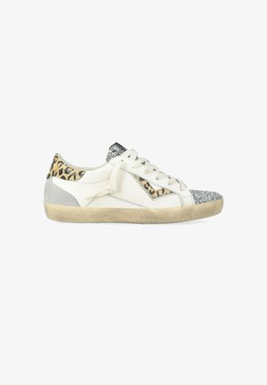 Sneaker bianca bassa con dettagli leopardati e glitter argento sulla punta e sulla linguetta, suola beige e lacci bianchi.