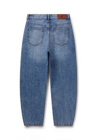 Modré džíny z denimu s rovnými nohavicemi, vybavené zadními kapsami a koženou hnědou pásku. Bez viditelných ozdob nebo vzorů.