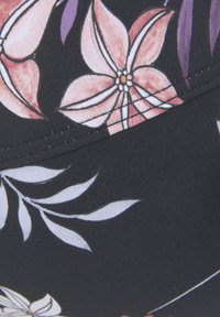 Juodas audinys su gėlių raštu rožinės, violetinės ir baltos spalvų atspalviais; apima kontūras ir detales, akcentuotas tekstūra.