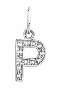 Colgante de plata en forma de letra P con pequeñas piedras preciosas transparentes incrustadas, unido a un lazo pulido para una cadena o pulsera.