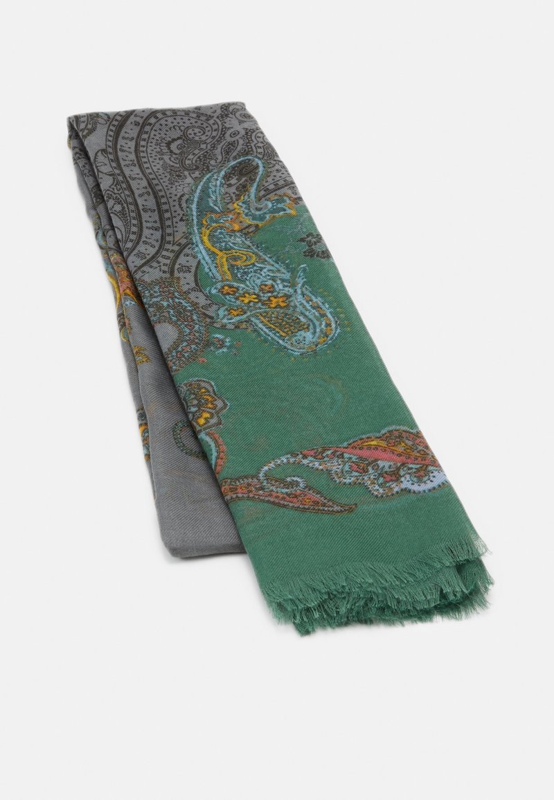 Écharpe pliée verte et grise avec des motifs cachemire multicolores et des bords frangés sur un fond blanc.