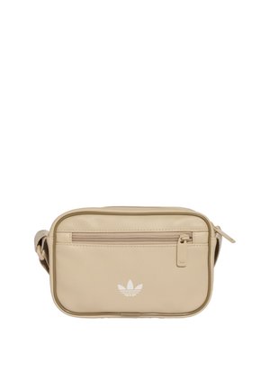 Beige rektangulær crossbody taske med lynlåslomme foran, justerbar rem og hvid Adidas trefoil-logo på den nederste front i midten.