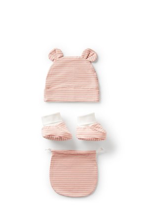 Gestreept roze katoenen babyset, inclusief een hoed met oortjes, slofjes met witte manchetjes en een bijpassend zakje, allemaal van een zachte textuur.