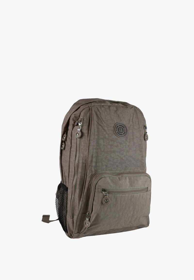 Sac à dos en tissu gris avec une surface texturée, plusieurs poches zippées, une poche en maille sur le côté et un écusson logo circulaire à l'avant.