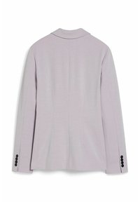 Jasnolavendowy żakiet z klapami, gładką fakturą, pojedynczym rozcięciem z tyłu i czarnymi guzikami przy mankietach.