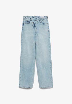 Lichtblauwe jeans met rechte pijpen van denim materiaal. Voorzien van een mid-rise taille, vijf zakken en een gulp met ritssluiting en knoop.