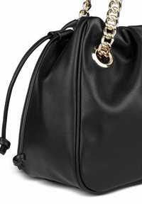 Borsa in pelle nera dalla forma arrotondata, con tracolla a catena dorata e chiusura a coulisse. Texture liscia con dettagli di cucitura notevoli.