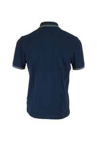 Camisa polo de color azul marino con un diseño clásico, que presenta una tapeta de tres botones y detalles en verde a rayas en el cuello y las mangas.