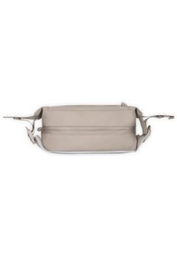 Borsa in tessuto beige con chiusura a zip, design piatto e tracolla regolabile. Presenta una tasca esterna più piccola e materiale testurizzato.
