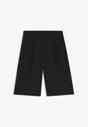 Mustat räätälöidyt shortsit, valmistettu sileästä kankaasta. Ne sisältävät nappikiinnityksen, kaksi sivutaskua ja etutaskujen laskokset lisäyksinä yksityiskohtiin.