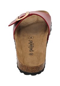 Röd lädersandal med släde och en gyllene spänne, korkfotbädd och svart gummisula. Har en slät yta och en konturerad design.