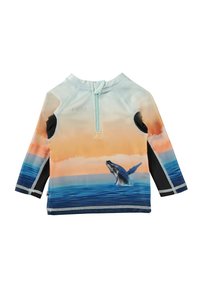 Lange mouwen zwemshirt in lichtblauw met een walvisafbeelding, een oranje en blauwe gradientontwerp, zwarte zijpanelen en een ritssluiting aan de voorkant.