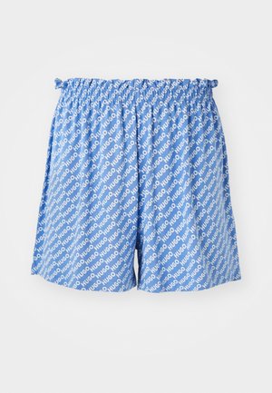 Pantaloni corti blu con elastico in vita, caratterizzati da un motivo ripetuto di testo bianco "HUGO". Il tessuto appare liscio e con una texture leggera.