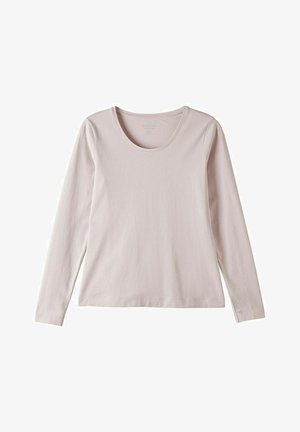 Lichtroze lange mouwen t-shirt met een ronde hals, een gladde textuur en zijslits. Gemaakt van zachte, rekbare stof voor comfort.