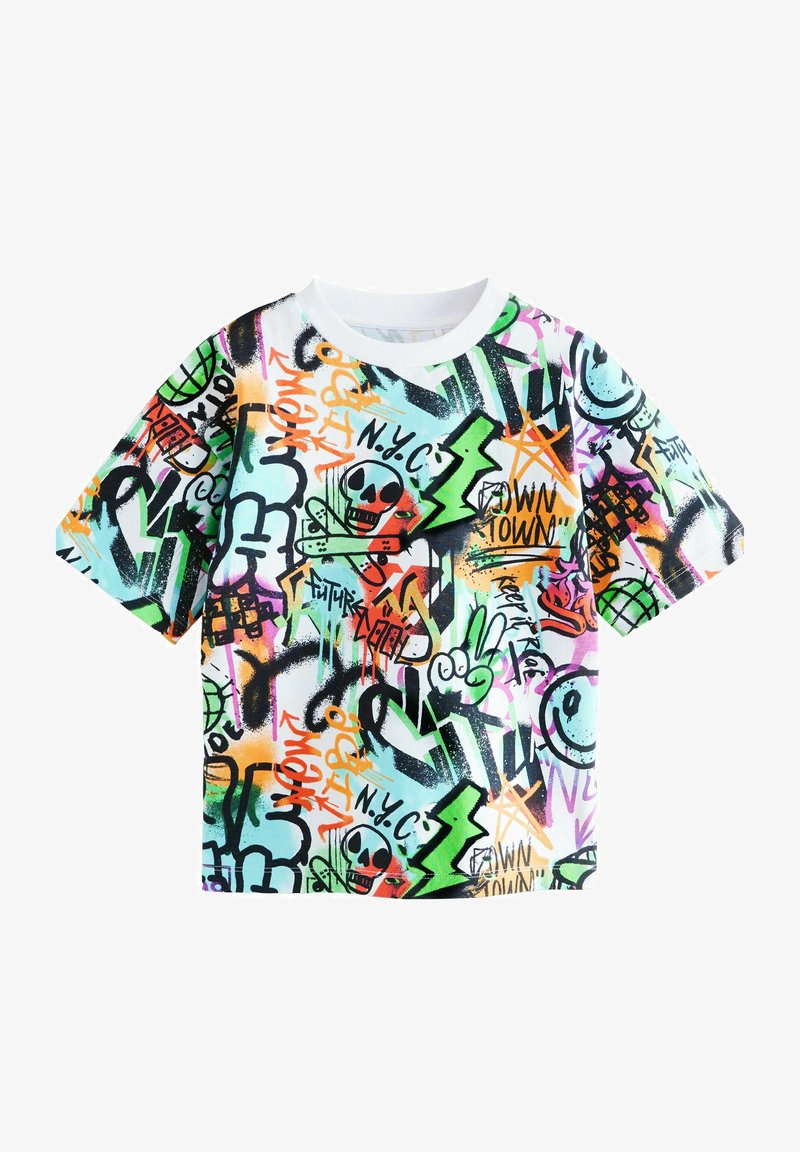 Korte mouwen t-shirt met een meerkleurige graffiti-print, overwegend wit met zwarte, groene, oranje en blauwe accenten, en een ronde hals.
