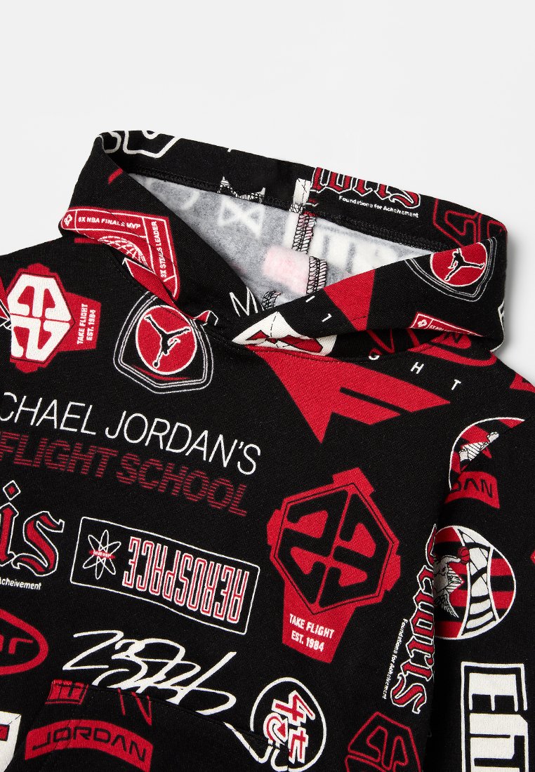 Felpa nera con cappuccio caratterizzata da una varietà di logo in rosso e bianco, tra cui "Michael Jordan's Flight School", con un interno morbido e texturizzato.
