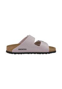 Růžové otevřené sandály Birkenstock s dvěma nastavitelnými popruhy, korkovou stélkou a černou strukturovanou podrážkou, boční pohled.
