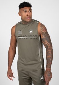 Mouwloze olijfgroene sporttanktop met witte accenten, voorzien van "GORILLA WEAR" merk en logo. Glad materiaal, slim-fit ontwerp.