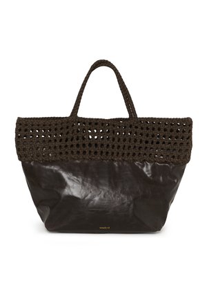 Bolso tote de color marrón oscuro con una sección superior tejida y una sección inferior de cuero liso sólido, con dos asas cortas y un pequeño texto "soaked".