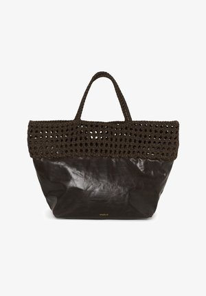 Bolso tote de color marrón oscuro con una sección superior tejida y una sección inferior de cuero liso sólido, con dos asas cortas y un pequeño texto "soaked".