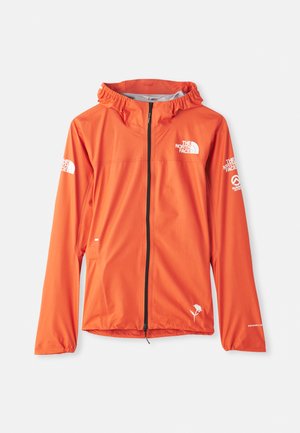 Veste à capuche orange vif avec une fermeture éclair à l'avant, des manches longues et des accents de logo blancs. Fabriquée en matériau léger et résistant à l'eau.