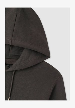 Felpa con cappuccio grigio scuro caratterizzata da un cordino, tessuto testurizzato e un cappuccio spazioso. Include dettagli di cucitura visibili e un collo arrotondato.