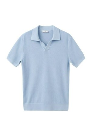 Polo a maniche corte di colore azzurro chiaro, in maglia con motivo a rilievo, colletto aperto e orlo a coste, stesa su uno sfondo bianco.