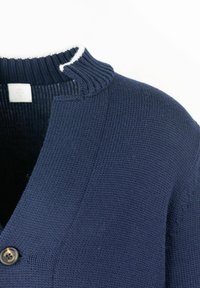 Cardigan lavorato a maglia blu navy con finitura testurizzata, dotato di un colletto a costine con bordo bianco e chiusura a bottoni al collo.