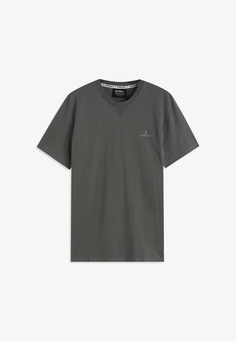 Camiseta de manga corta de color gris oscuro con cuello en v, que presenta un logo sutil en el lado izquierdo y una textura suave y lisa.